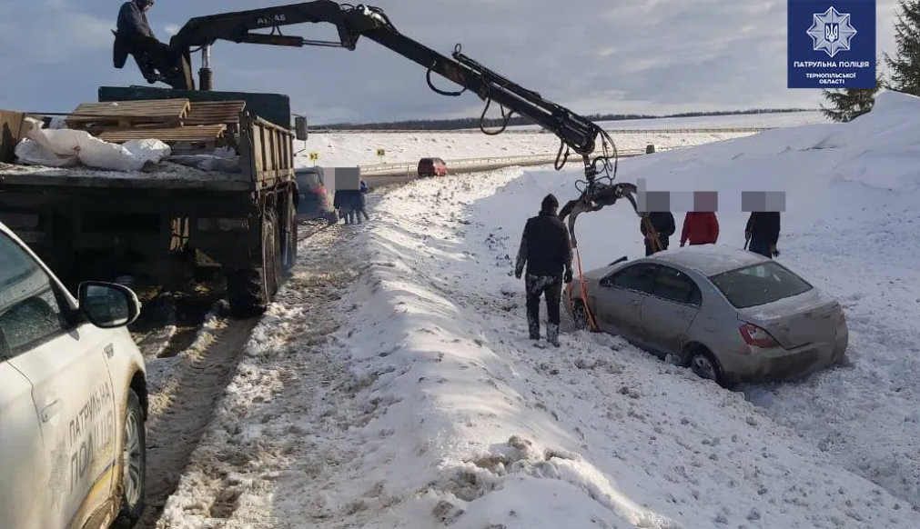  Тернопільські патрульні допомогли водієві, який потрапив у снігову пастку 